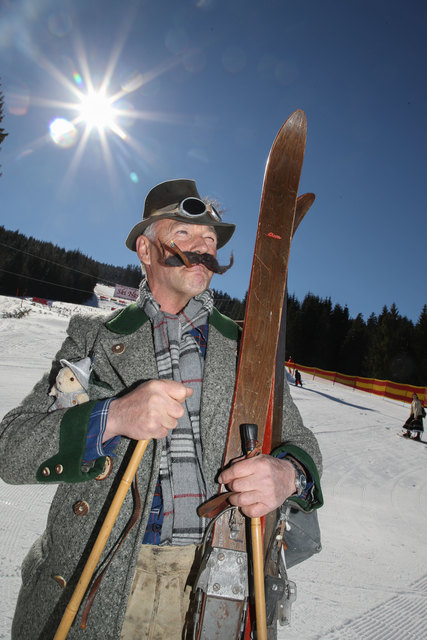 Nostalgie von Scheitel bis zur Sohle: Sepp Aigner aus Mauterndorf | Foto: Franz Neumayr