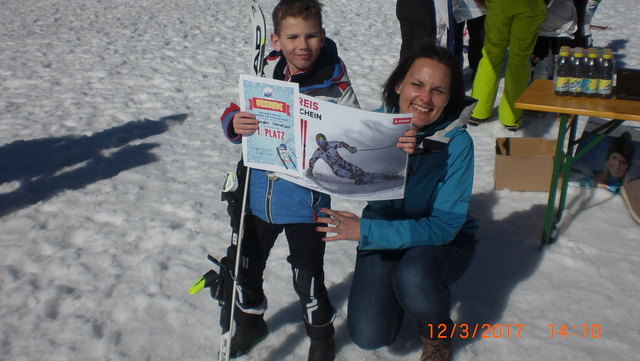 Christian Wonder strahlt mit der Verantwortlichen des Intersport Kids Pisten Cups Stephanie Töltsch um die Wette. | Foto: privat