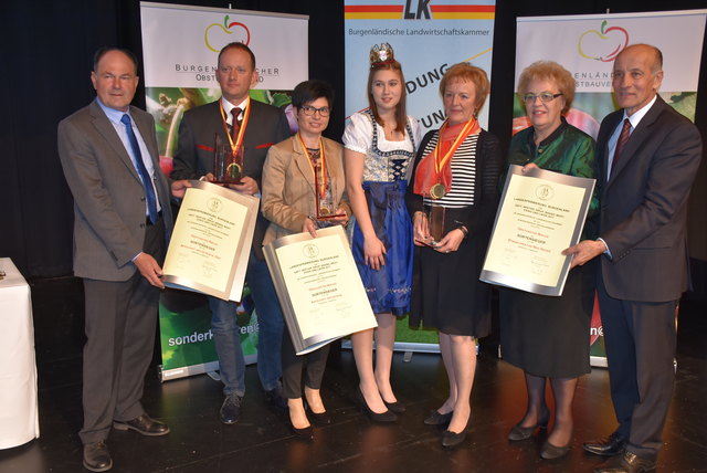 Drei Goldmedaillen für ihre Obstsäfte nahmen Adolf Nikles (2.v.l.), Daniela Nikles (3.v.l.) und Helene Nikles (3.v.r.) aus Kukmirn entgegen. | Foto: Landwirtschaftskammer