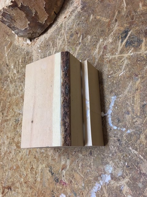 Rohmaterial: Zwei 10 cm dicke Zirbenholzbretter verleimt. | Foto: Spiegel