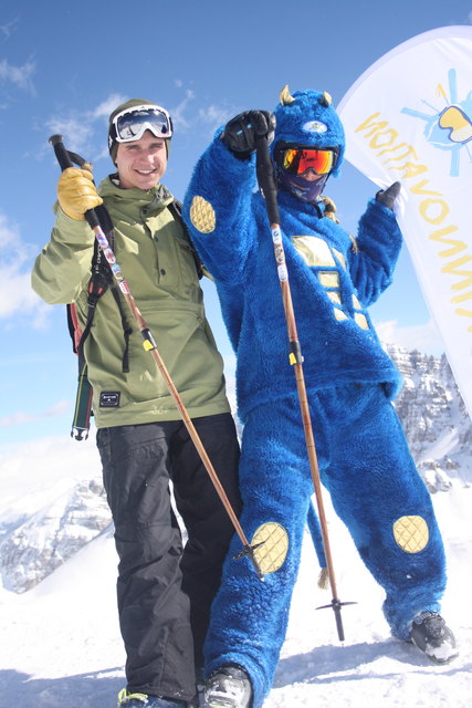 Julian Lösch und der Yeti, das Maskottchen von Skinnovation