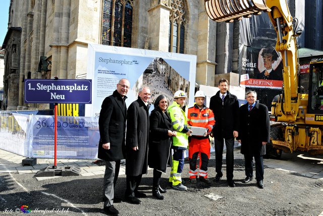 Dompfarrer Toni Faber, Vizebürgermeisterin Maria Vassilakou und Bezirksvorsteher Markus Figl gemeinsam mit Bauarbeitern beim Bauauftakt für den neuen Stephansplatz.