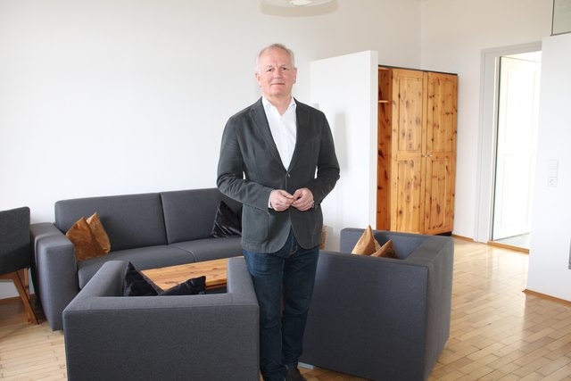 Jedes Zimmer hat eine andere Zirbenholz-Ausstattung: Hoteldirektor Rudolf Besiak in einem der 64 Zimmer