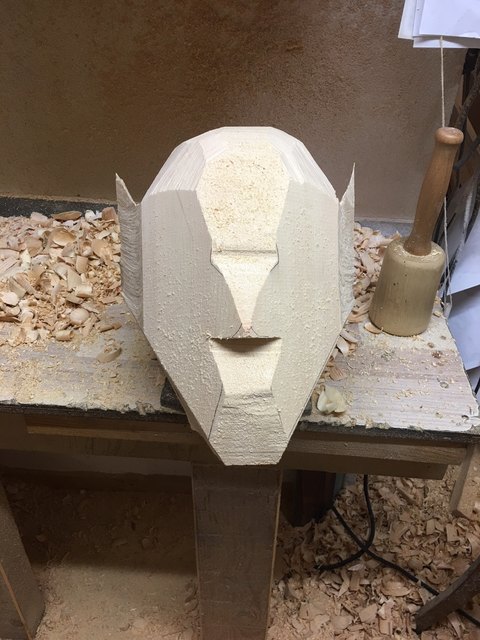 Mit der kleinen Motorsäge wird die Form vorgegeben. | Foto: Spiegel