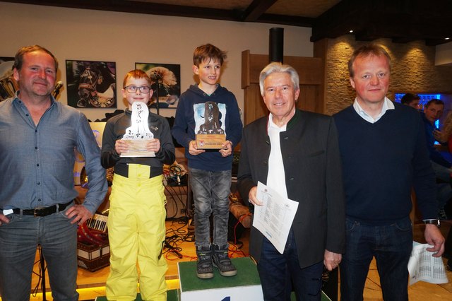 Gardehauptmann Cyriak Steiner, Taferbuam Tobias Heigl, Felix viehauser (Hist. schützen St. Johann) Bgm Sepp Tagwercher, Hans-Peter Kahr