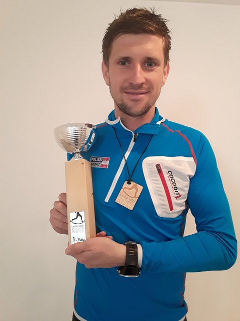 Markus Hartinger nahm einen Siegerpokal vom Wiener "Laufen hilft" mit. | Foto: KK