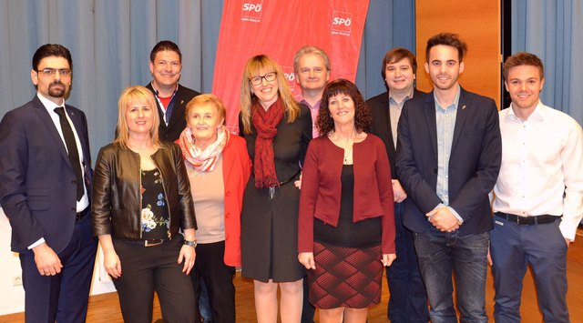 MEP Karoline Graswander-Hainz, Bezirksvorsitzende in Imst (2.v.l.), und Benedikt Lentsch, Bezirksvorsitzender in Landeck (3.v.r.) mit den KandidatInnen der SPÖ für die kommenden Nationalratswahlen: Süleyman Kilic, Markus Zimmer, Brigitte Trötzmüller, Alexandra Zolitsch, Herbert Frank, Helga Fink, Vincenzo Diana und David Kranebitter (v.l.). Nicht im Bild: Andrea Kerber und Johannes Brunner. | Foto: SPÖ Imst