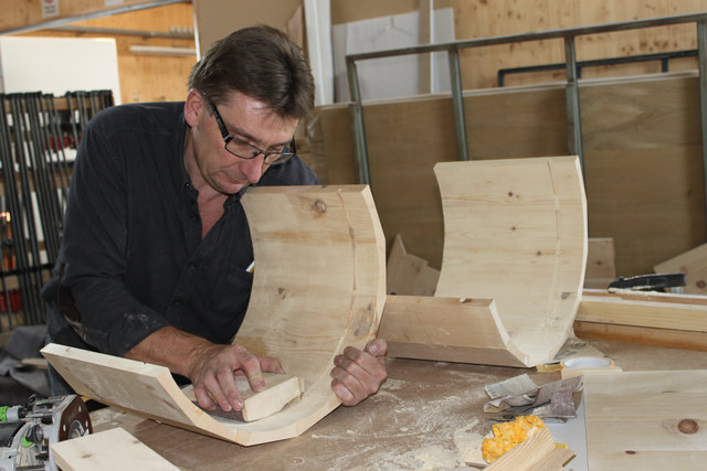 Manfred Strantz bei der Fertigung des Baby-Nestchens. | Foto: Strantz