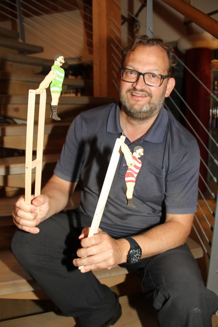 "Der Turner", präsentiert von Johannes Enzi. Der Nachbau von altem Bewegungsspielzeug aus Holz ist ihm ein besonderes Anliegen.