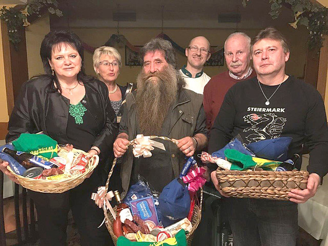 Die Erstplatzierten im Dorfwirteschnapsen mit ihren Gratulanten. | Foto: KK