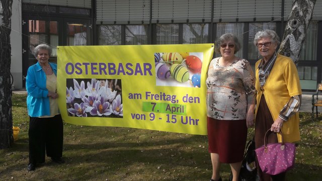Bewohnerinnen und Mitglieder des Kreativ-Ateliers bewerben den bevorstehenden Osterbasar (vlnr): Johanna Gottwald, Irma Biegel (BewohnerInnen-Beirätin) und Gertraud Klauser