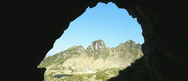 Aus einem der Schüttlöcher bieten sich interessante Ausblicke ins Vetternkar. | Foto: Anna Esl