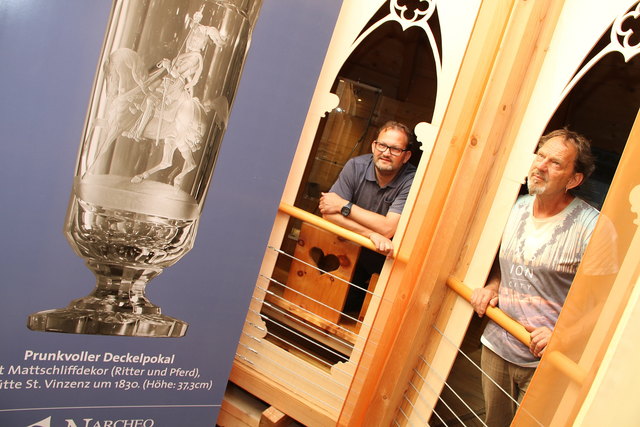 Edmund (rechts) und Johannes Enzi in der Galerie: Die Glasschau hat Prunkvolles zu bieten.