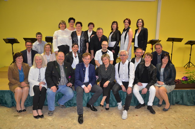 Das Ensemble Mittendrin mit Mitgliedern des Vereines Freiensteiner Volkskultur, Gabriele und Gottfried Hubmann und Bürgermeisterin Anita Weinkogl. | Foto: KK