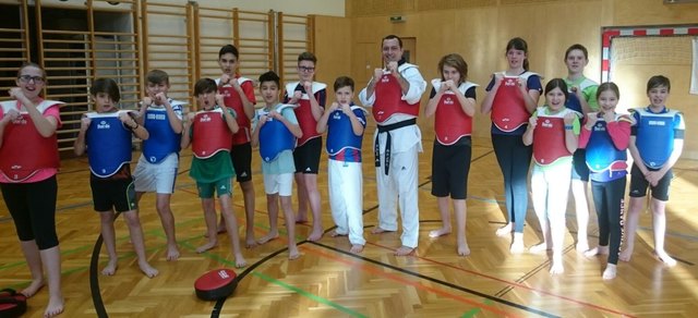 Schnuppertraining in der NMS Zwentendorf: Schüler mit Dragan Paunovic. | Foto: Tangun Tulln