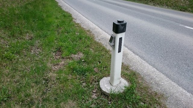 Wildwarngeräte sollen Wildtiere vom Queren der Straße bei herannahendem Verkehr abhalten. Da die Geräte auf Licht reagieren, wirken sie allerdings erst ab dem Einbruch der Dämmerung.