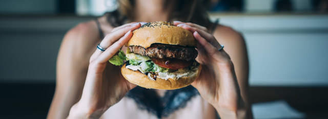 Ungesunde Ernährung kann das Brustkrebsrisiko erhöhen. | Foto: maria_savenko - Fotolia.com