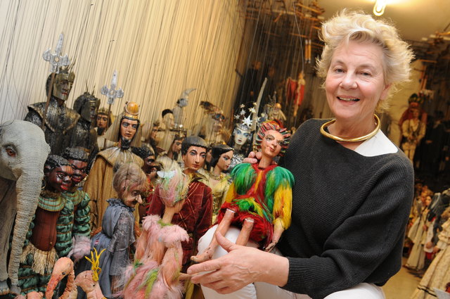 Marionetten-Theater-Geschäftsführerin Barbara Heuberger mit dem Vogelfänger aus Mozarts Zauberflöte. | Foto: Schenker