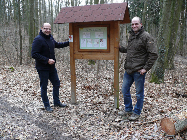 Waldstadtrat Karl Riepl (links) befindet sich mit Bezirksförster Rupert Klinghofer im Hollabrunner Wald.                                   Foto: Eipeldauer