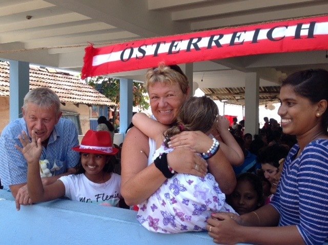 Mit großer Herzlichkeit werden Dietmar und Margit Wengler auf Sri Lanka empfangen und auch verabschiedet. In der Hoffnung, dass sie das nächste Jahr wiederkommen. | Foto: Foto: privat