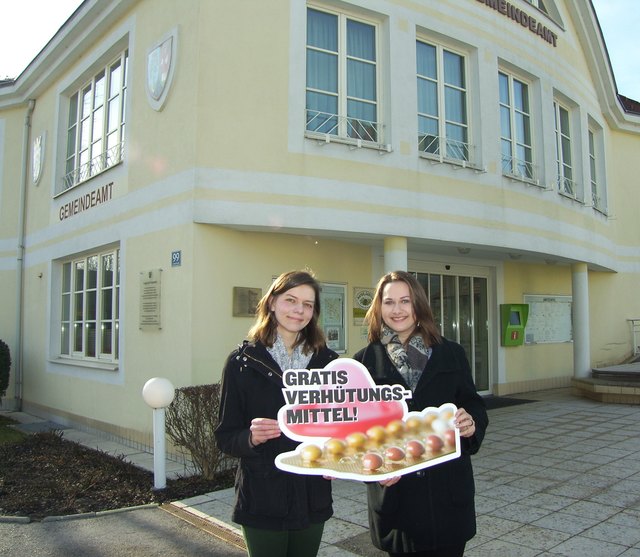 Mit einer Aktion vor dem Gablitzer Gemeindeamt fordern Miriam Üblacker und Marlene Kahofer gratis Verhütungsmittel. | Foto: Junge Grüne / Florian Ladenstein
