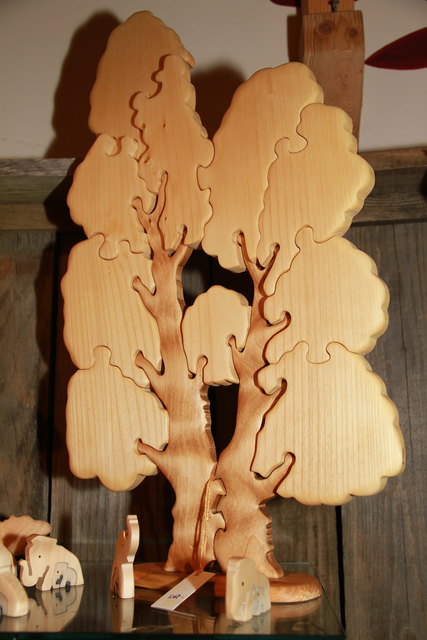 Puzzlebäume von Paul Wagner, natürlich ebenfalls aus Holz.