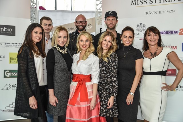 Versammelte Runde: Philipp Edelsbrunner, Dieter Ferschinger, René Koch, Gabi Leger, Claudia Kriechbaumer, Moderatorin Silvia Schneider, Kerstin Zacharias, Silvia Schachermayer und Miss Styria Organisatorin Sylvia Baumhackl | Foto: MAC/Conny Pail