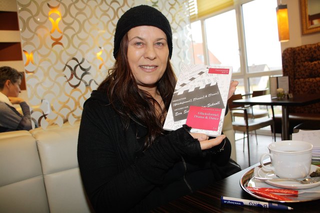 Eva Scheibelhofer-Schroll hebt die Bedeutung von Theater in der Schule zur Förderung der Sprachkompetenz hervor.