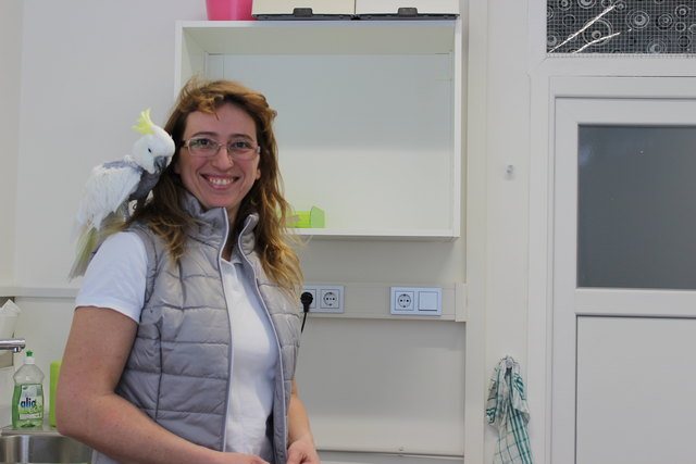 Annett Häbich mit Kakadudame Lora in ihrer neuen Praxis am Enkplatz.