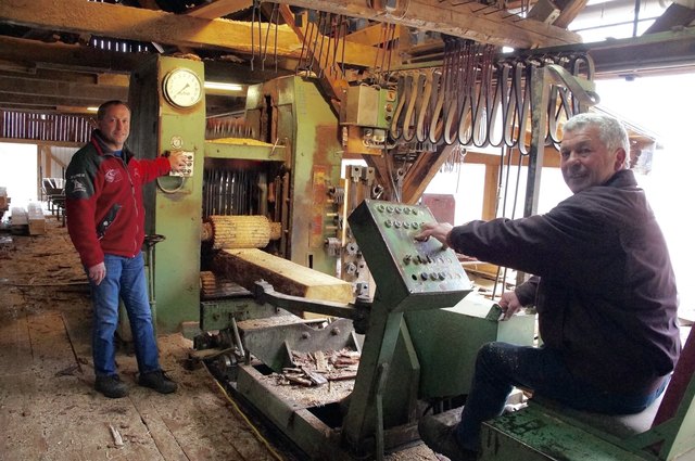 Arbeit an der Gattersäge, die noch mit Wasserkraft betrieben wird. Manfred (li.) und Franz Straßberger. | Foto: Koidl