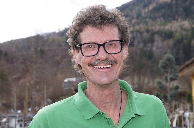 Andreas Haselbacher bereitet für Kunden auch Blumenkisterl vor. | Foto: WOCHE