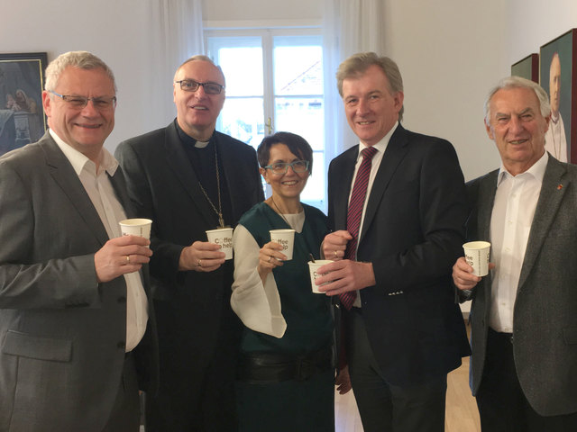 Bgm. Thomas Steiner, Bischof Ägidius  Zsifkovics, Caritas Dir. Edith Pinter, Dir. Alois Ecker und Stadtrat Hans Skarits genießen einen Kaffee für den guten Zweck | Foto: Caritas
