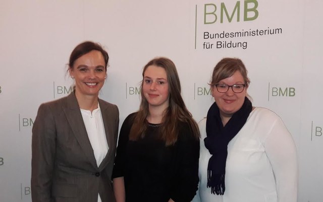 Bundesministerin Mag.Dr.Sonja Hammerschmid, unsere Siegerin Andrea Bläumauer, ihre Deutsch-Professorin Mag.Martha Sulzner