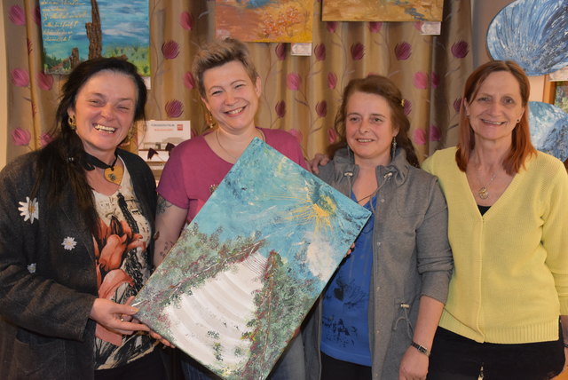 Veronika Dorner übergibt den Hauptpreis an Viktoria Frühwirth, Edith Maria Hintersteiner und Ulrike Praher.