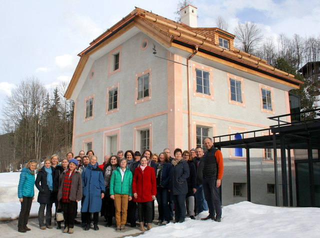 Die TeilnehmerInnen und Referenten am Basiskurs vor dem Pflegerschlössl Wagrain mit dem Erweiterungsbau: Hier wird im Dezember das Stille-Nacht-Museum Wagrain mit einem besonderen Ausstellungskonzept eröffnet. Im Bild ganz rechts Martin Reiter und der Salzburger Tourismuschef Leo Braunerer. | Foto: Neureiter