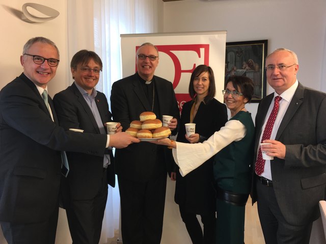 Kaffee und Krapfen: FH-GF Georg Pehm, Energie Burgenland-Dir. Michael Gerbavsits, Bischof Ägidius J. Zsifkovics, Raphaela Reinfeld-Spa, Caritas Dir. Edith Pinter, Stv. Vorsitzender Bank Burgenland Gerhard Nyul | Foto: Caritas