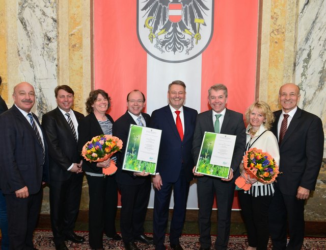 In feierlichem Rahmen verlieh Bundesminister Andrä Rupprechter den Ehrentitel an Andreas Liegenfeld und Erwin Tinhof. | Foto: LWK Bgld