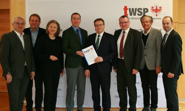 Die Tiroler Sozialpartner übergeben an den Landeshauptmann und an die Vertreter der Landesregierung einen umfassenden Forderungskatalog zum Thema „Beschäftigung in Tirol“. | Foto: IV-Tirol