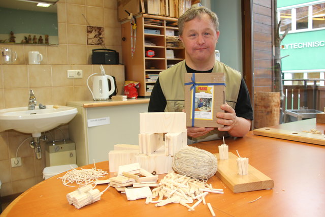 Rainer zeigt die einzelnen Bestandteile bis zum fertig verpackten Endprodukt.
