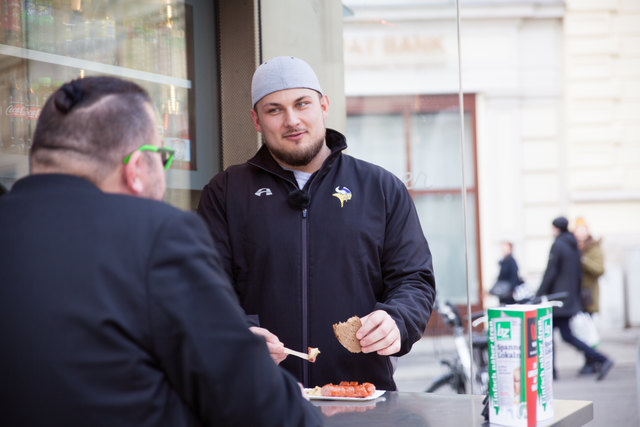 bz-Interview am Bitzinger-Würstelstand: Footballer Aleksandar Milanovic bringt die richtigen Maße für seine Sportart mit. | Foto: Gillmann