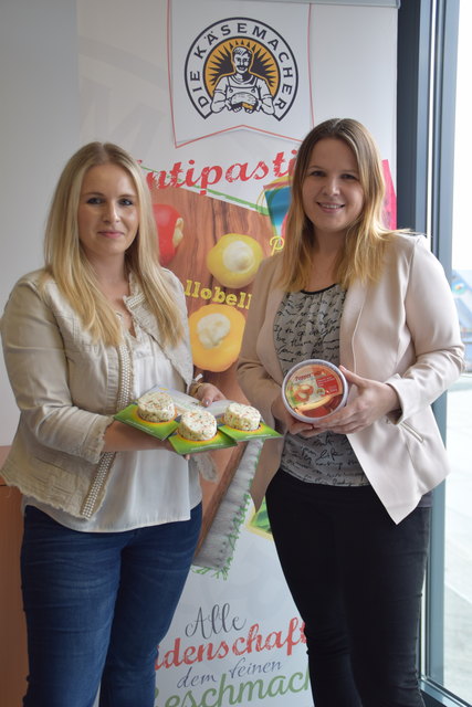 Nina-Maria Schreiber und Barbara Prechtl mit einigen der neuen Produkte, die am 8. und 9. April Premiere feiern.