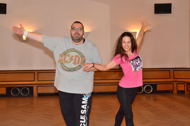 bz-Redakteur Thomas "Netto" Netopilik beim Training mit Tanzpartnerin Rosi Wieland. | Foto: Markus Spitzauer