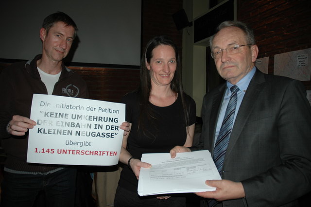 Birgit Obkircher von der Bürgerinitiative überreicht über 1.100 Unterschriften an den Wiedner Bezirksvorsteher Leo Plasch (r.). | Foto: Bunke