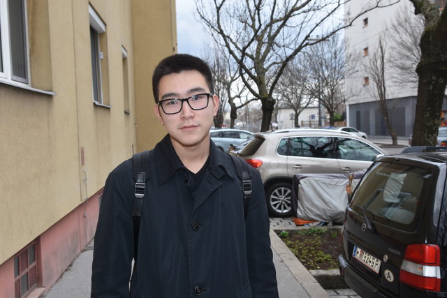 "Es ist in der Weschelstraße immer ruhig. Wenn hier dauernd LKWs fahren würden, wäre das unangenehm", Alechan A., 19, Student. | Foto: Max Spitzauer