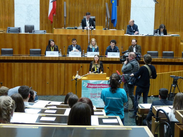 Laura Krobath aus Gnas startete als erste Rednerin. | Foto: HLW