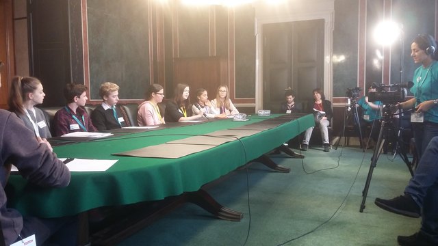Pressesprecher Vanessa Radl und Stefanie Kohlmaier (3.u.4.v.r.). | Foto: HLW