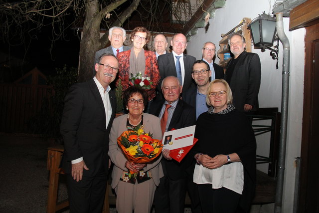 Jubilar Landesrat a. D. Ing. Hermann Reichl (Mitte, vorne) mit seiner Frau Gislinde und den Gratulanten (v. li.) Bürgermeister Gerald Hackl, NR-Abg. Ing. Markus Vogl und 3. Landtagspräsidentin und Naturfreunde-Landesvorsitzende Gerda Weichsler-Hauer. Zweite Reihe, v. li.: Vizebgm. Wilhelm Hauser, Vizebgm.in Ingrid Weixlberger, SPÖ-Bezirksgeschäftsführer a. D. Otmar Stellnberger, Kinderfreunde-Vorsitzender Vizebgm. a. D. Walter Oppl, Vizebgm. a. D. Gerhard Bremm und Stadtrat Dr. Michael Schodermayr. | Foto: SPÖ