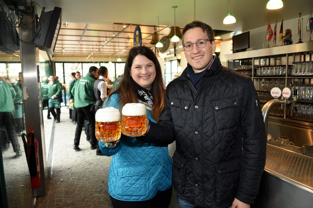 Bei der Eröffnung ist auch der Kolarik-Nachwuchs Regina und Karl Hans Kolarik am Werk.