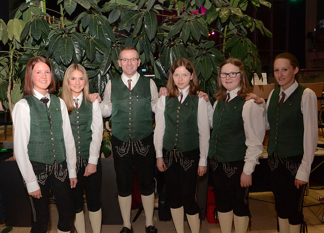 Kapellmeister Franz Heinrich (3.v.l.) mit Musikerinnen vom Musikverein Michaelnbach | Foto: Musikverein Michaelnbach