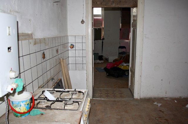Räuberhöhle: In dieser leerstehenden Erdgeschoßwohnung quartierten sich die beiden Einbrecher ein.